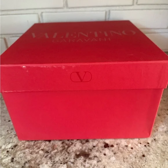 Valentino Garavani Black and Cream Patterned Bucket Hat - Picture 5 of 13